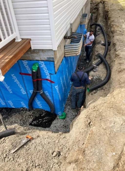 Installation complète de drain français autour d'une fondation