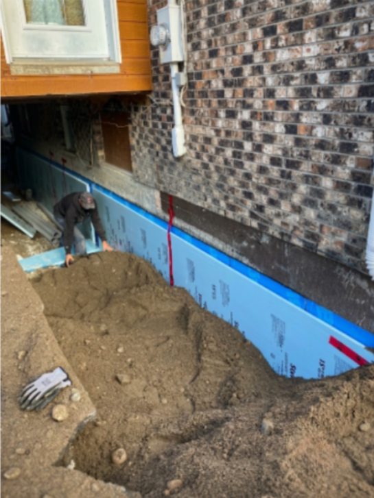 Excavation et pose de membrane sur mur de fondation